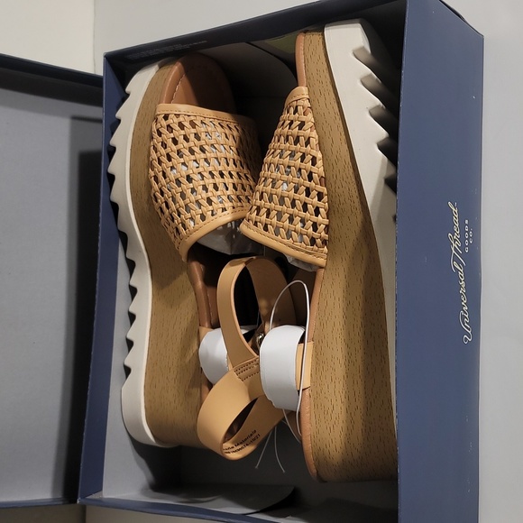 Universal Thread NIB Alba Beige Tan Platform Sandals sz 9.5 Memory Comfort Foam - Picture 3 of 12